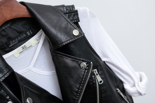 Μοντέρνο γυναικείο γιλέκο με κολάρο σε σχήμα V από οικολογικό δέρμα