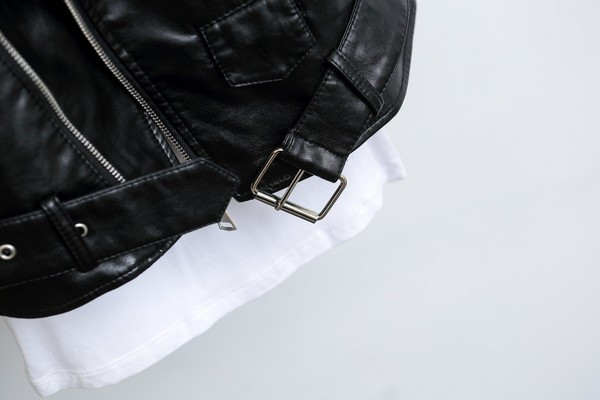 Μοντέρνο γυναικείο γιλέκο με κολάρο σε σχήμα V από οικολογικό δέρμα