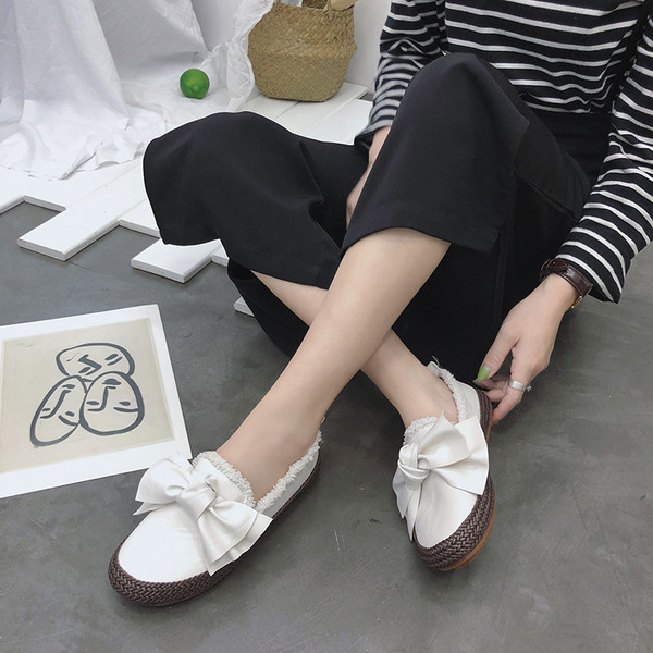 Sport és alkalmi női mokaszinok szalaggal, két modellben