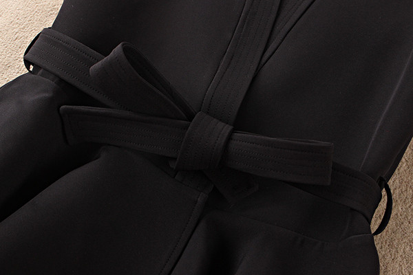 Елегантен дамски елек с V-образна яка разкроен модел в черен цвят 