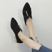 Női mokaszin hegyes modell fém elemekkel, fekete és rózsaszín színben