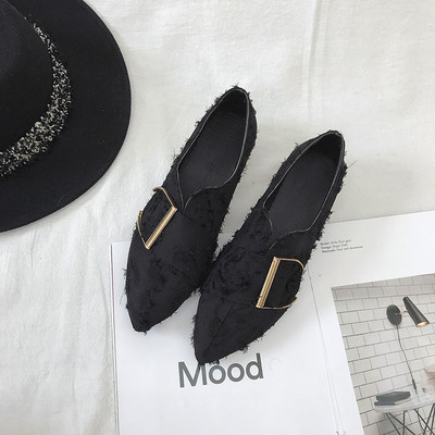 Női mokaszin hegyes modell fém elemekkel, fekete és rózsaszín színben