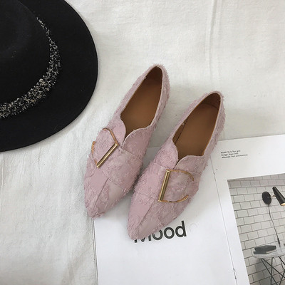 Női mokaszin hegyes modell fém elemekkel, fekete és rózsaszín színben