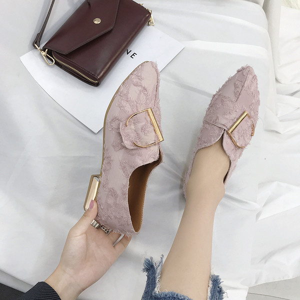 Női mokaszin hegyes modell fém elemekkel, fekete és rózsaszín színben