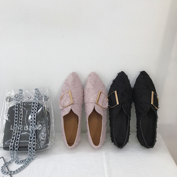 Női mokaszin hegyes modell fém elemekkel, fekete és rózsaszín színben