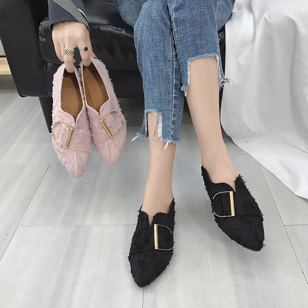 Női mokaszin hegyes modell fém elemekkel, fekete és rózsaszín színben