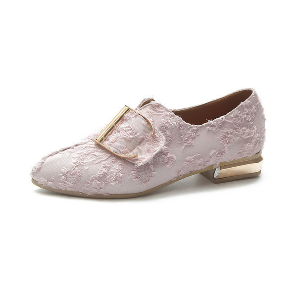 Női mokaszin hegyes modell fém elemekkel, fekete és rózsaszín színben