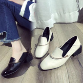 Öko bőrből készült női mokaszin fekete-fehér színben, fém elemmel