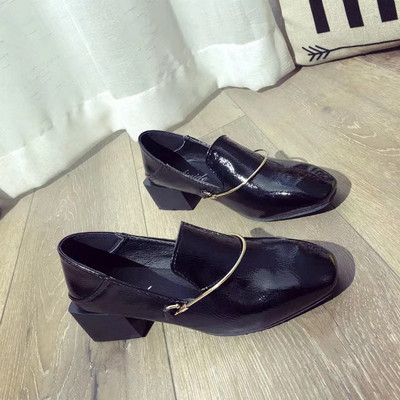 Öko bőrből készült női mokaszin fekete-fehér színben, fém elemmel