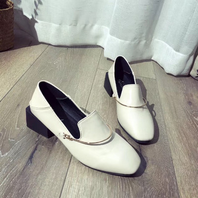 Öko bőrből készült női mokaszin fekete-fehér színben, fém elemmel