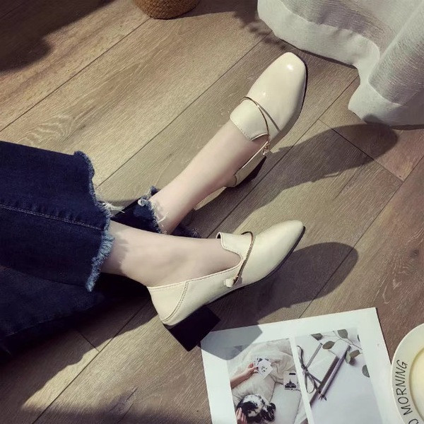 Öko bőrből készült női mokaszin fekete-fehér színben, fém elemmel