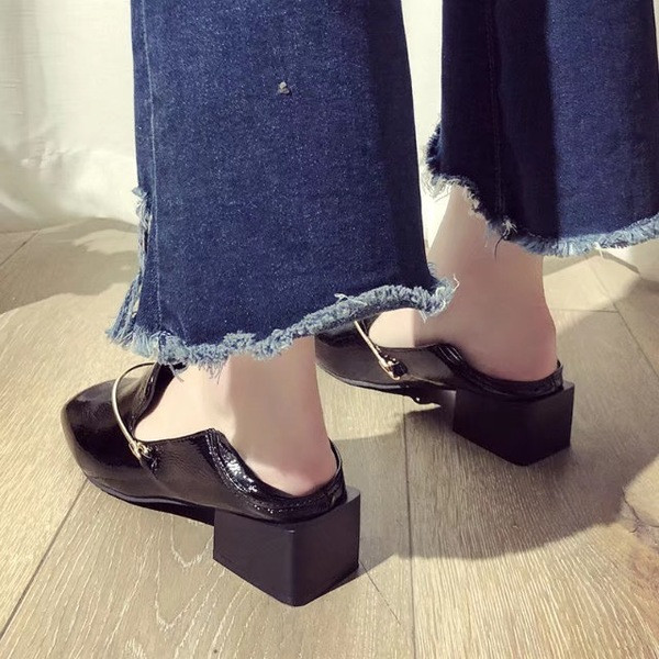 Öko bőrből készült női mokaszin fekete-fehér színben, fém elemmel