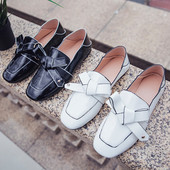 Mocasini casual de damă din piele lăcuită, cu o panglică în alb-negru