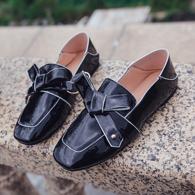 Mocasini casual de damă din piele lăcuită, cu o panglică în alb-negru