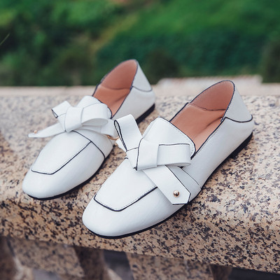 Mocasini casual de damă din piele lăcuită, cu o panglică în alb-negru