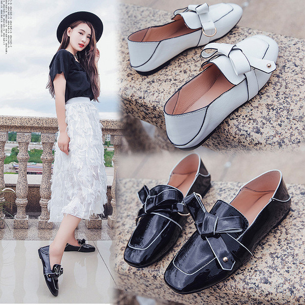 Mocasini casual de damă din piele lăcuită, cu o panglică în alb-negru