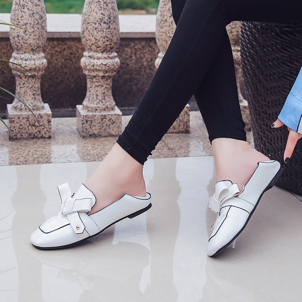 Mocasini casual de damă din piele lăcuită, cu o panglică în alb-negru
