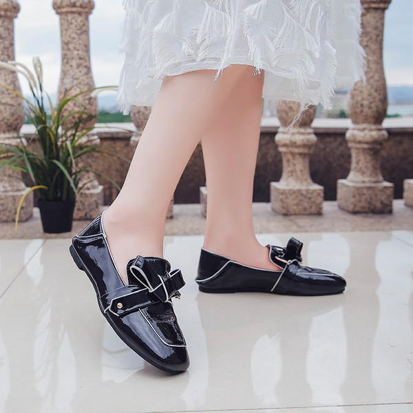 Mocasini casual de damă din piele lăcuită, cu o panglică în alb-negru