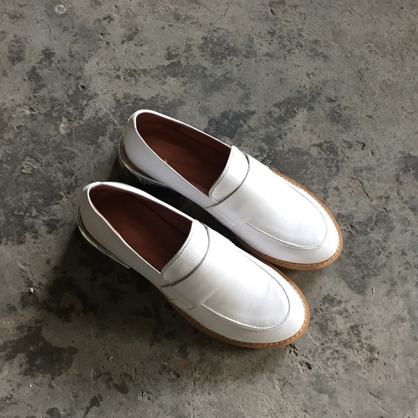 Eko bőrből készült alkalmi női mokaszinok két színben