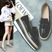 Női mokaszin alacsony emelvényű, fekete és bézs színű szalaggal