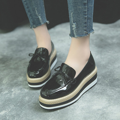 Női mokaszin alacsony emelvényű, fekete és bézs színű szalaggal