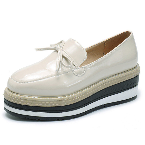 Női mokaszin alacsony emelvényű, fekete és bézs színű szalaggal