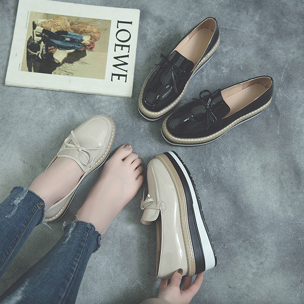 Női mokaszin alacsony emelvényű, fekete és bézs színű szalaggal