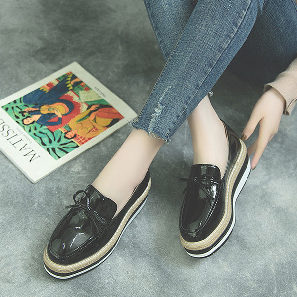 Női mokaszin alacsony emelvényű, fekete és bézs színű szalaggal