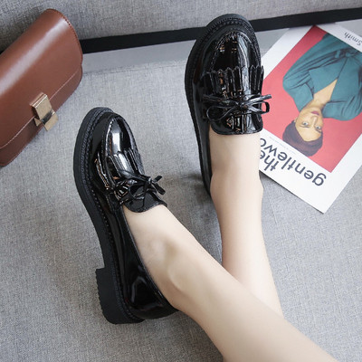 Mocasini de dama patentati in negru cu franjuri - doua modele