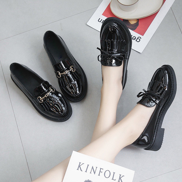 Mocasini de dama patentati in negru cu franjuri - doua modele