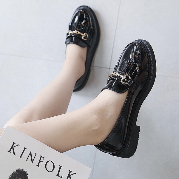 Mocasini de dama patentati in negru cu franjuri - doua modele