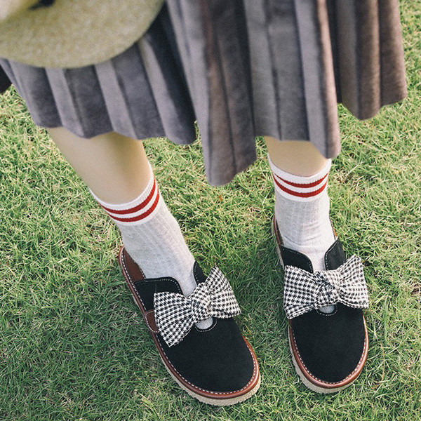 Kényelmes női mokaszin két színben, kockás szalaggal