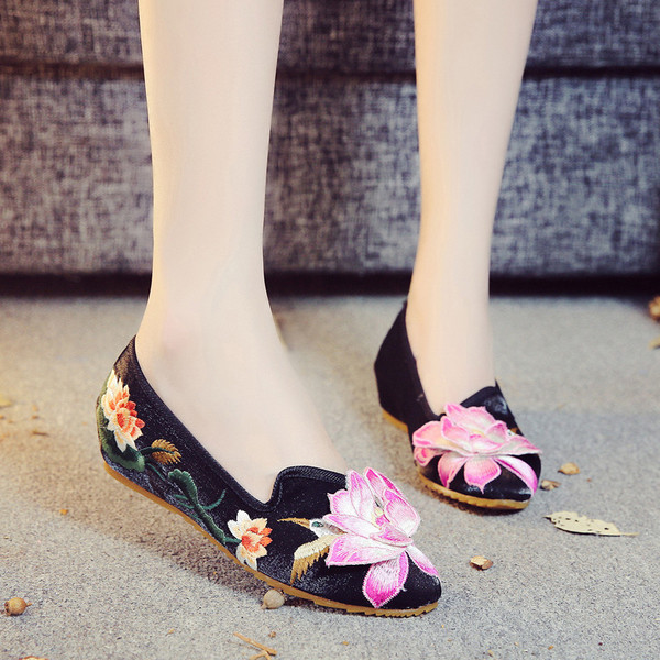 Mocasini de dama cu broderie si element 3D in doua culori