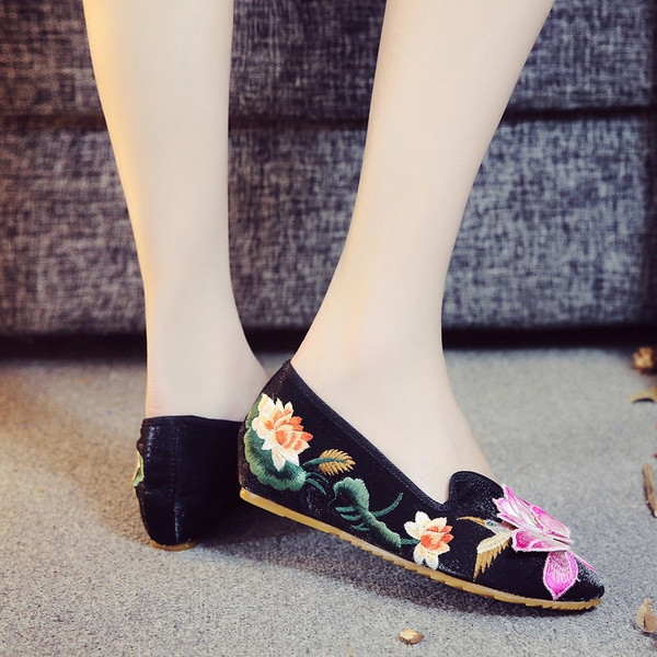 Mocasini de dama cu broderie si element 3D in doua culori