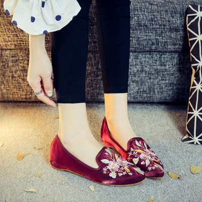 Модерни дамски мокасини с флорална бродерия в два цвята
