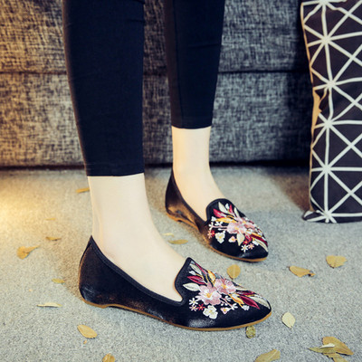 Модерни дамски мокасини с флорална бродерия в два цвята