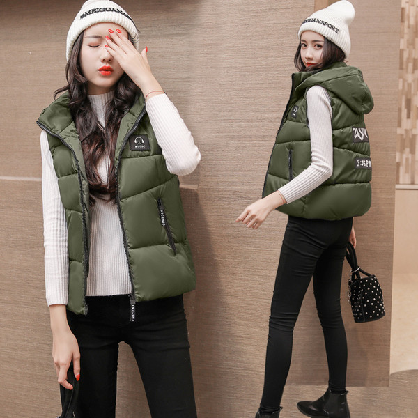 Μοντέρνο γυναικείο  γιλέκο  με κουκούλα σε κοντό κόψιμο σε διάφορα χρώματα