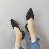 Stílusos női mokaszin fekete és barna színben, fém elemekkel