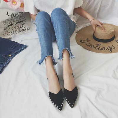 Stílusos női mokaszin fekete és barna színben, fém elemekkel