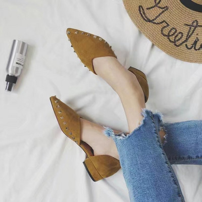 Stílusos női mokaszin fekete és barna színben, fém elemekkel