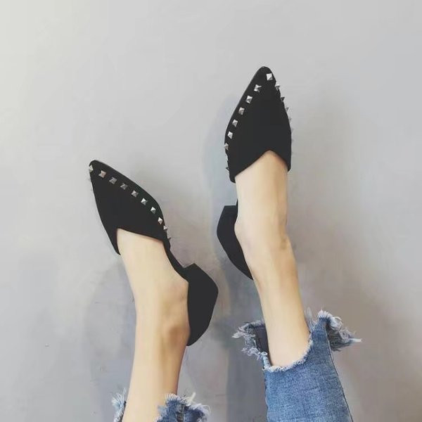 Stílusos női mokaszin fekete és barna színben, fém elemekkel