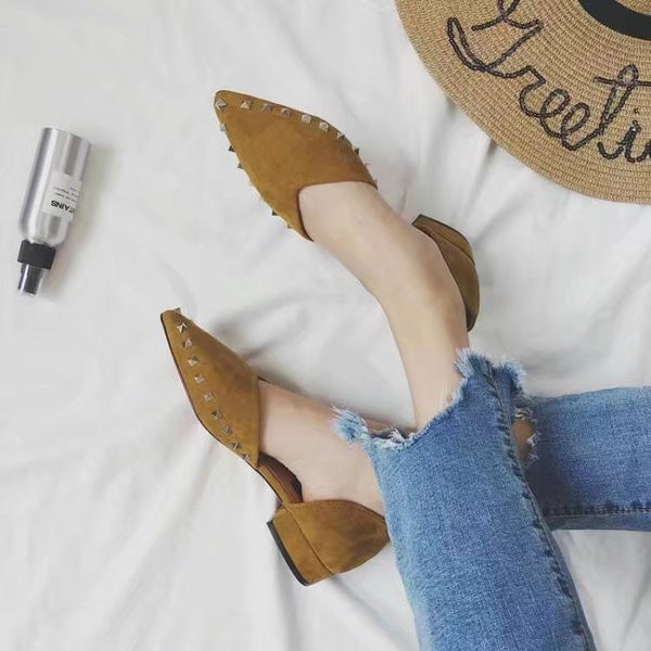 Stílusos női mokaszin fekete és barna színben, fém elemekkel