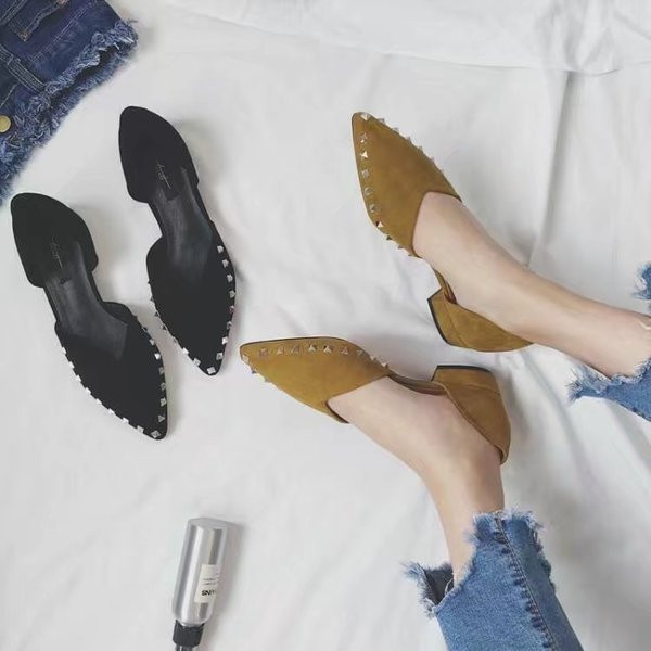 Stílusos női mokaszin fekete és barna színben, fém elemekkel