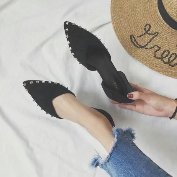 Stílusos női mokaszin fekete és barna színben, fém elemekkel