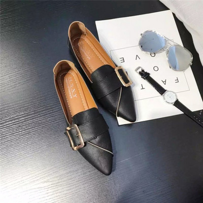 Hegyes modell női mokaszin fém csattal két színben