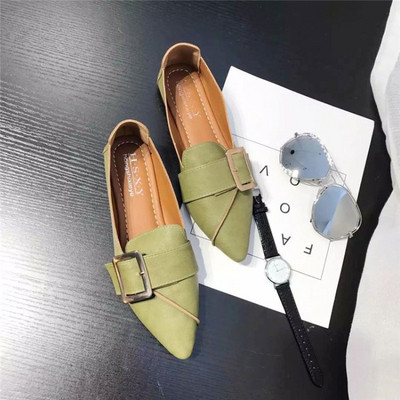 Hegyes modell női mokaszin fém csattal két színben