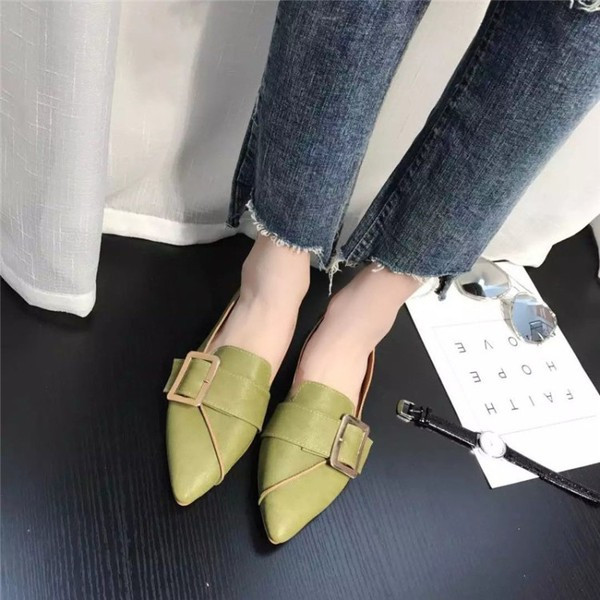 Hegyes modell női mokaszin fém csattal két színben