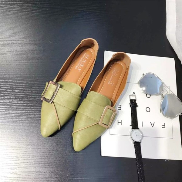 Hegyes modell női mokaszin fém csattal két színben