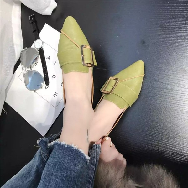 Hegyes modell női mokaszin fém csattal két színben