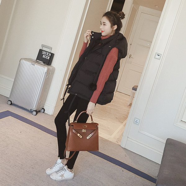 Μοντέρνο γυναικείο γιλέκο με κουκούλα σε μαύρο και άσπρο χρώμα